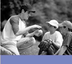 muchachos jugando béisbol