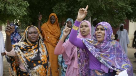 苏丹妇女9月14日在喀土穆的反美抗议中高呼口号