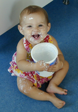 Fotografía de una niña comiendo yogur