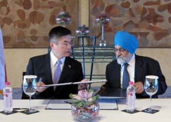 Secretary Locke is signing the Energy Cooperation Program MOU with Indian Planning Commission Deputy Chairman Montek Singh Ahluwalia. The ECP is a partnership that brings together U.S. and Indian companies and both two governments to focus on specific projects and initiatives that will develop the clean energy marketplace and help realize its potential within India.