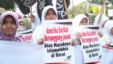 Aktivis Hizbut Tahrir melakukan aksi unjuk rasa memprotes film 'Innocence of Muslims' yang menghina Islam di depan Kedutaan Besar AS di Jakarta, Jumat 14/9 (foto: Fathiyah Wardah/VOA).