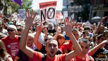 Spaniards protesting in Madrid. One holds at "No" placard.
(Photo: Getty Images) eingestellt: rb