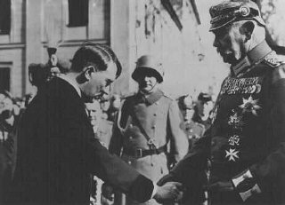 Şansölye Adolf Hitler ve Cumhurbaşkanı Paul von Hindenburg. Potsdam, Almanya, 21 Mart 1933.