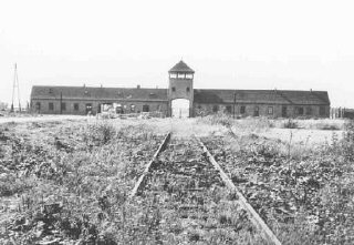 Auschwitz-Birkenau toplama kampının ana girişi. Polonya, tarih bilinmiyor.