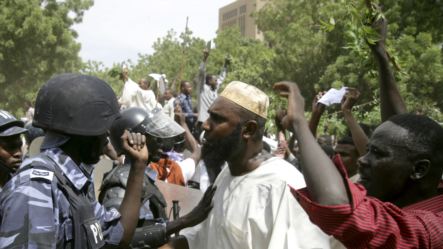 Face-à-face entre manifestants et policiers à Khartoum