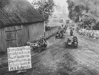 Германские войска входят в Быдгощ во время оккупации Польши. Польша, 18 сентября 1939 года.