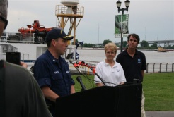 Alternate TextCmdr. Shepard Smith, commanding officer, Administrator Lubchenco and Larry Mayer at press conference.