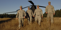 Soldados del U.S. Army con un helicóptero en el fondo