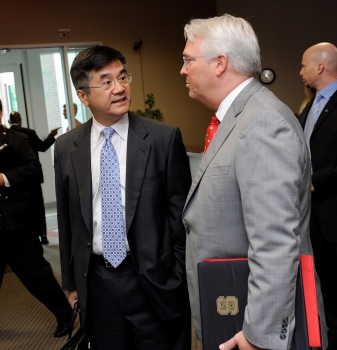 Chancellor Woodson talks with U.S. Secretary of Commerce Gary Locke.