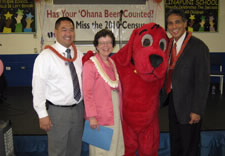 Blank joined by Hawaii Department of Education Secretary Ronn Nozoe (far left), Clifford (the Big Red Dog) and Lieutenant Governor Duke Aiona (far right). Click for larger image