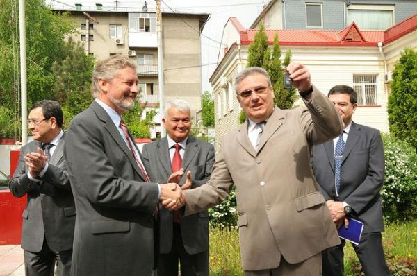 CDA Larry Memmott hands over a car key to the Chairman of the Drug Control State Service Vitaliy Orozaliev.