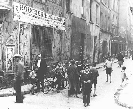 Savaştan önce Paris’in Yahudi semtinde bir cadde. Paris, Fransa, 1933–1939.