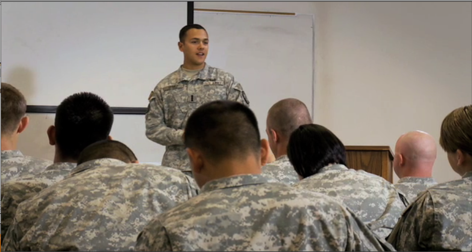 Cadete Gómez del U.S. Army impartiendo clase