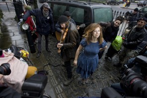 TO GO WITH AFP STORY by LOIC VENNIN - FILES - Squatters dance in the street as they leave one of the two estimated £15m mansions that they had taken over on Park Lane in central London, on January 28, 2009. AFP PHOTO/Ben Stansall (Photo credit should read BEN STANSALL/AFP/Getty Images)