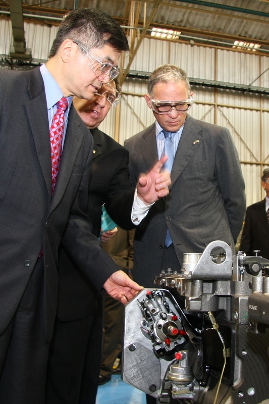 Secretary Locke Inspects a Cummins Engine