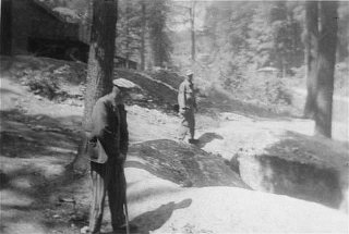 Deux survivants sur l’un des charniers de cendres humaines dans le camp de concentration de Dora-Mittelbau, situé à proximité de Nordhausen. Allemagne, avril-mai 1945.