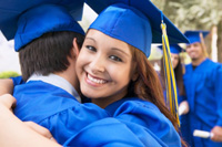 Dos estudiantes graduados de escuela secundaria abrazándose