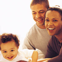 Unos padres sonrientes con su niño pequeño