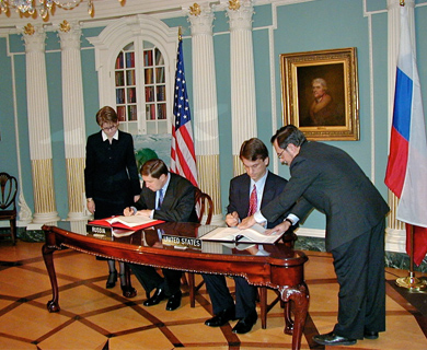 US and Russian delegates sign the US-Russia Polarbear Agreement. Credit: USFWS