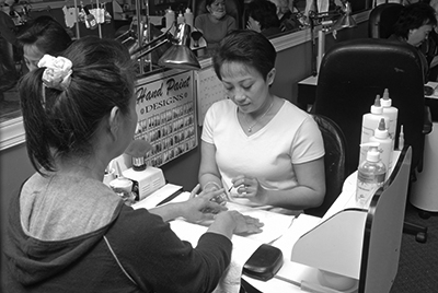 Técnicos de las unas trabajan en salones y ofrecen varios servicios incluyendo manicuras. 