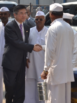 Secretary Locke Meets a Member of the Dabbawala Association Organization 