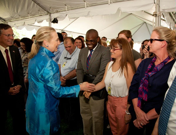 Secretary Clinton meets with U.S. Embassy staff.