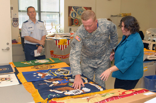 Photo: Dowd examines presidential flag