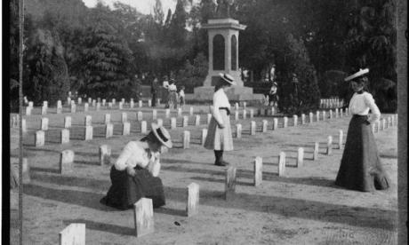 Black and white photo, graves of Confederate soldiers, Charleston, S. Carolina 