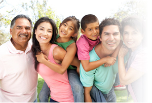 Una familia sonrÃ­e