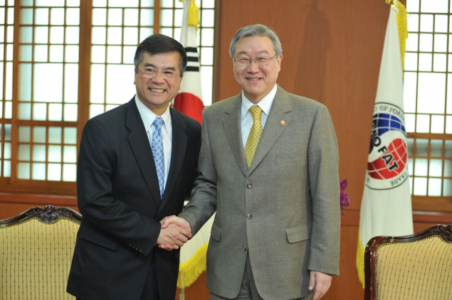 Secretary Locke and Minister of Foreign Affairs and Trade Kim Sung-Hwan
