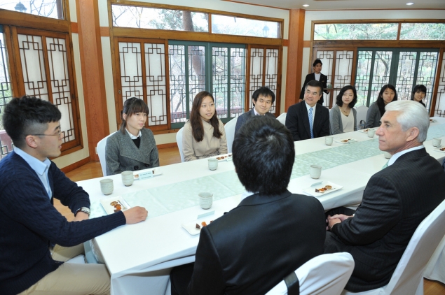 Secretary Locke and Members of Congress Listen to Korean University Students' Thoughts Over Tea