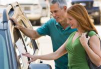 Foto: Pareja comprando un Auto