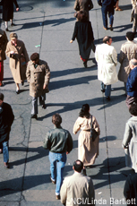 Fotografía de personas caminando por la calle