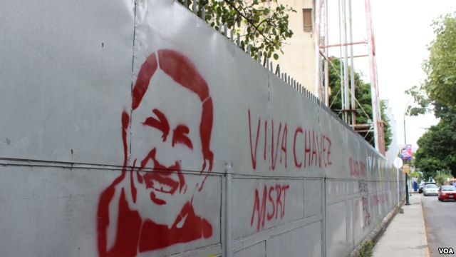 Los grafitis son parte de la decoración electoral que vive Venezuela cuando faltan pocas horas para las elecciones presidenciales. [Foto: Iscar Blanco, VOA].