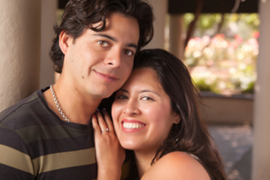 Pareja joven sonriendo