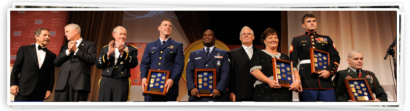 USO President Sloan Gibson with service member honorees at the 2011 USO Gala