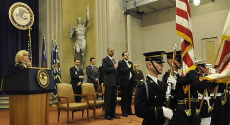 La Escolta de Banderas presenta las Banderas en el evento de la Semana de la Luz del Departamento el 15 de marzo de 2010, con el Secretario de Justicia de los Estados Unidos Eric Holder, el Secretario de Justicia Auxiliar Tom Perrelli y la Directora de la OIP Melanie Pustay en el fondo.