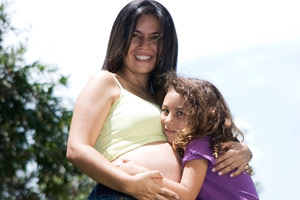 mujer embarazada y su hija