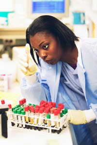 mujer en el laboratorio de investigación