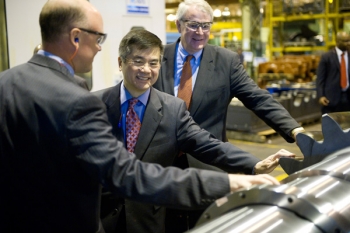 Secretary Locke Inspects a Rexnord Industries Product