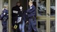 Các sĩ quan cảnh sát Pháp đứng gác tại lối vào của một tòa nhà ở Strasbourg, Pháp, thứ Bảy 6/10/2012, nơi một kẻ tình nghi đã bị bắn chết sau khi xả súng vào cảnh sát