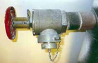 (Fig. 4.10) Hose connection equipped with a pressure regulating device.