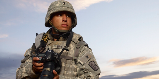 Soldado del U.S. Army con cámara fotográfica