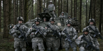 Soldados del U.S. Army con un tanque al fondo