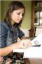 Fotografía de una mujer sentada en un escritorio