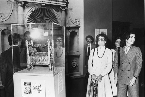 Circa 1978:  An SY special agent (center at rear) escorts Leah Rabin (dark glasses), wife of Israeli Prime Minister Yitzhak Rabin, during a visit to the Metropolitan Museum of Art in New York City, accompanied by Mrs. Jacqueline Kennedy Onassis (right). (Source: Private Collection)