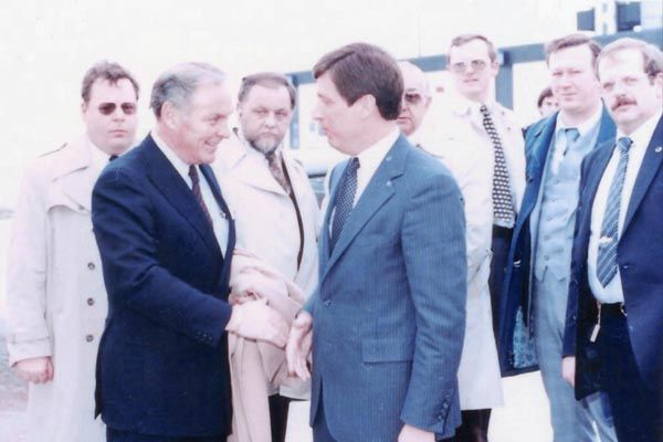 1981:  The SY special agent in charge of the Chicago Field Office (left) and the special agent in charge of the Secretary's detail (right) look on as U.S. Secretary of State Alexander Haig (left foreground) is welcomed by Chief of Police Richard Bryeczek and Chicago police officers. (Source: Private Collection)