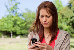 joven hispana con un teléfono celular