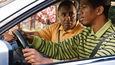 Un hijo y su padre en un automóvil