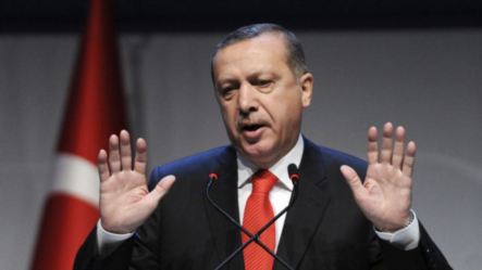 土耳其总理埃尔多安周六在伊斯坦布尔的论坛会议上发表讲话